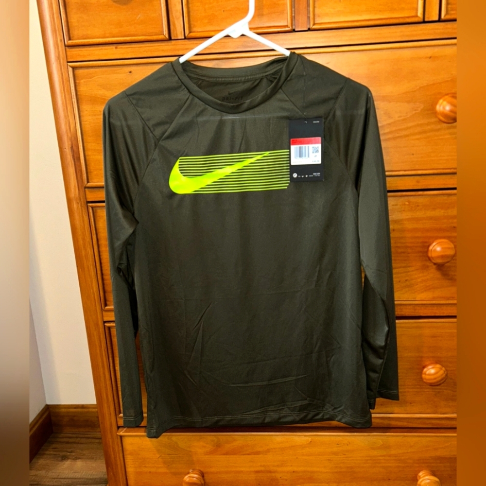 *NWT* Green Nike Dri-Fit Long Sleeve Shirt. Size Boys Large.